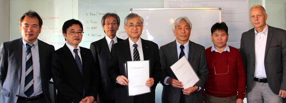 Кабель хайгч аппараттай ажилтан